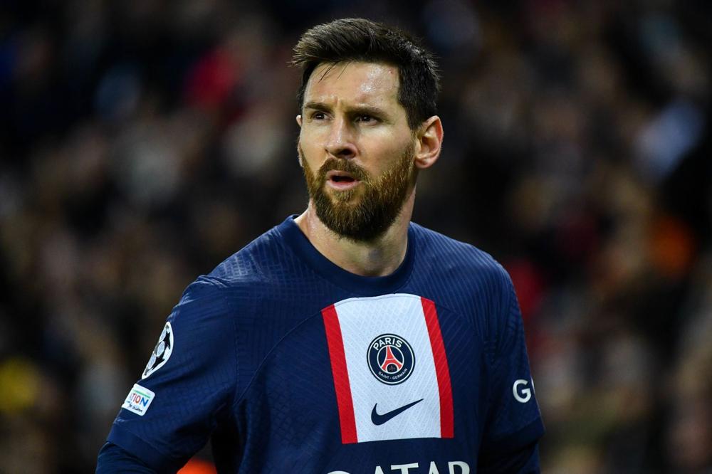 Messi with a PSG shirt looking sideways