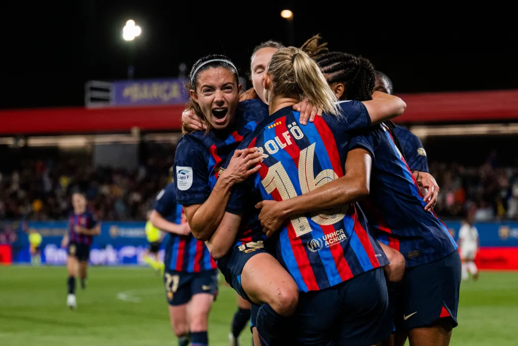 Barcelona Femeni players celebrating after Rolofö socred the winning penalty goal against Real Madrid