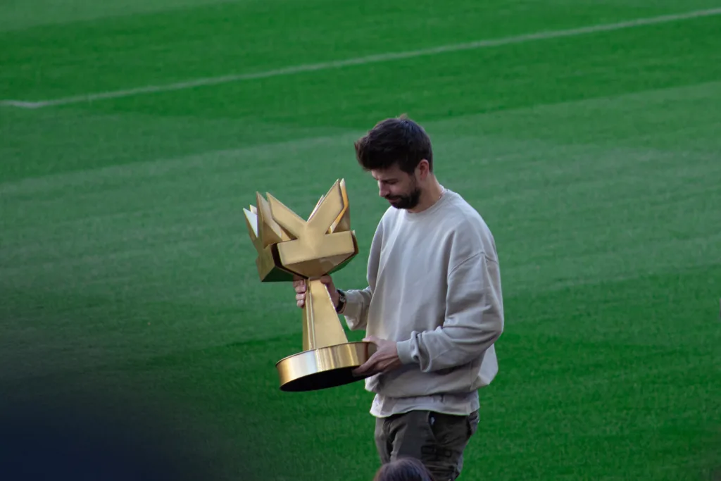 Gerard Pique with the trophy of the Kings League in his hands