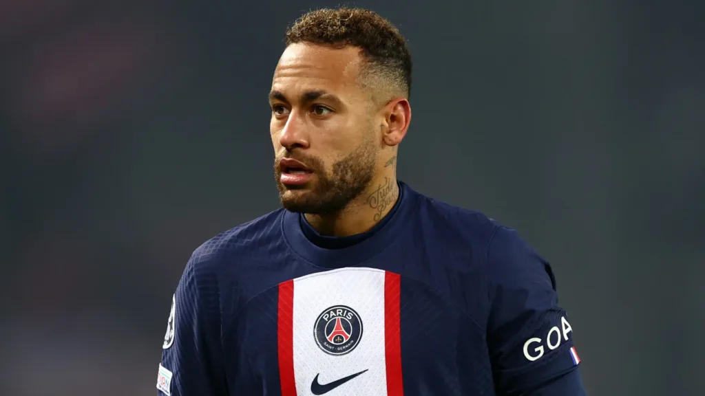 Neymar Jr with the PSG shirt