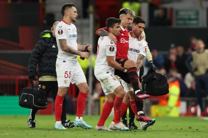 Lisandro Martinez being escorted by his Argentinian teammates at the Man United vs Sevilla match