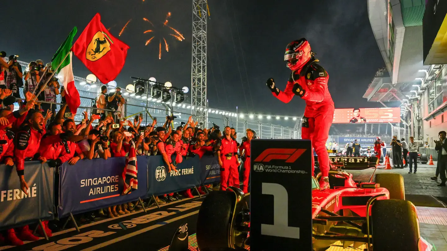 Carlos Sainz celebrating his victory in the 2023 Singapore GP with his entire team after ending Red Bull's winning streak