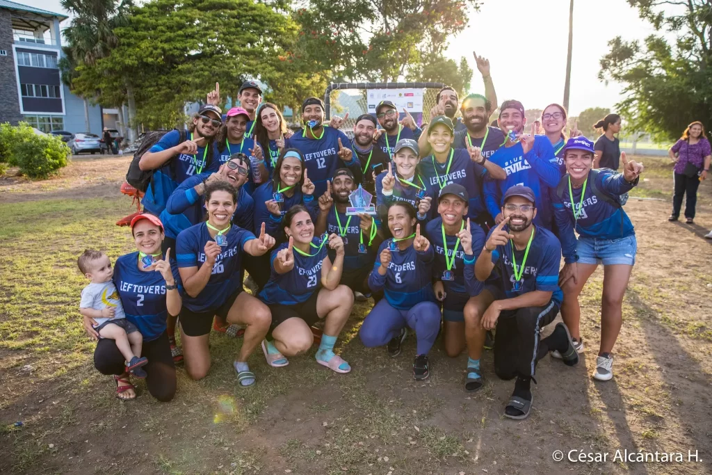 Leftover celebrando el su triunfo en el CNUM y coronándose como campeón de la República Dominicana