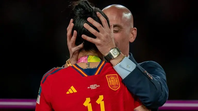 Luis Rubiales and Jennifer Hermoso kissing after Spain won the Women's World Cup